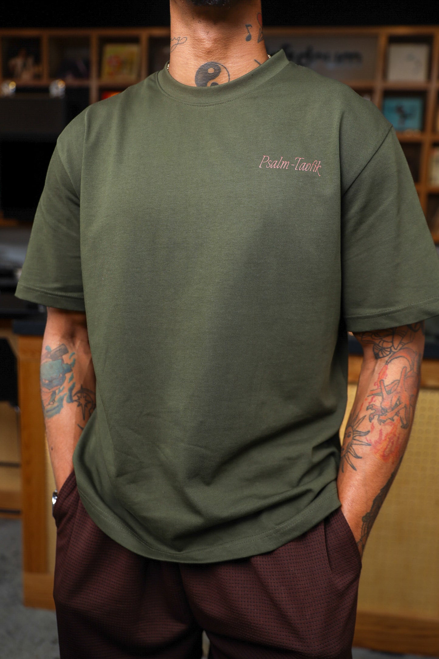 Psalm-Taofik Yoruba Script Tee – Olive