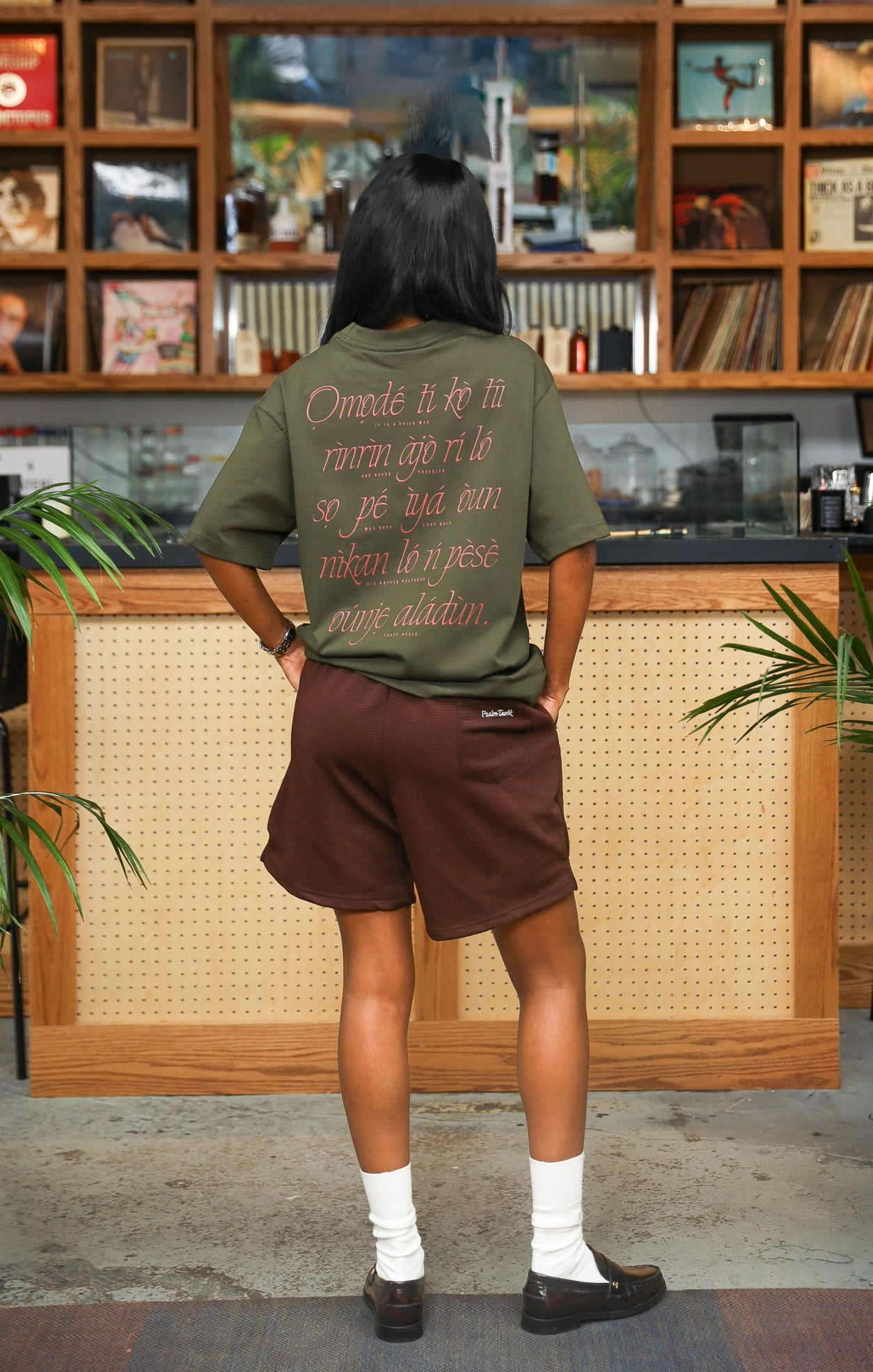 Psalm-Taofik Yoruba Script Tee – Olive